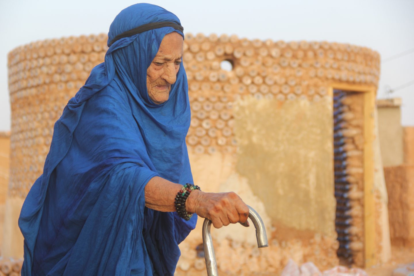 The story of a young refugee who builds houses from plastic bottles | The Switchers