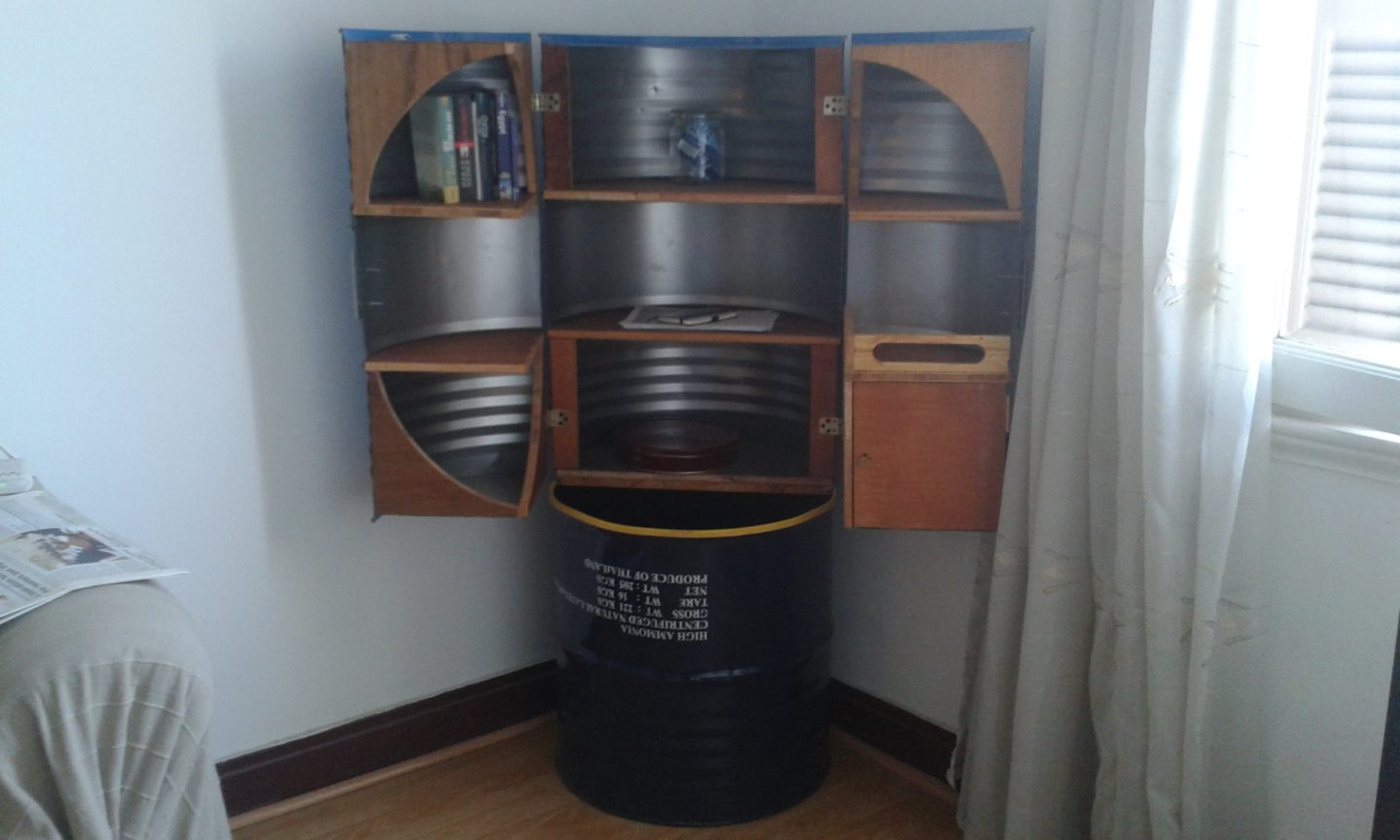 Nouveau battement pour un vieux tambour : transformer des conteneurs d’huile en meubles contemporains | The Switchers