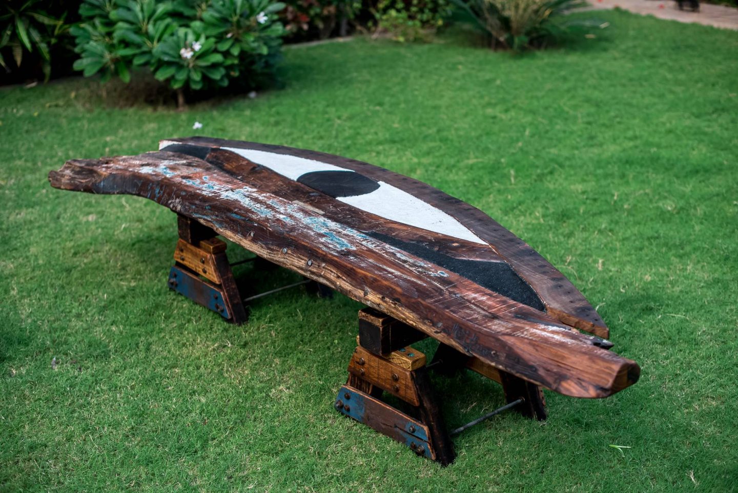 Dr. Folamour – Un ancien chirurgien transforme le bois flotté égyptien en magnifique mobilier durable | The Switchers