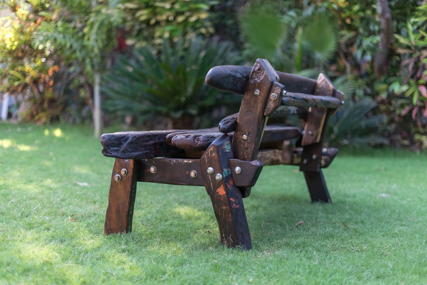 Dr. Folamour – Un ancien chirurgien transforme le bois flotté égyptien en magnifique mobilier durable | The Switchers